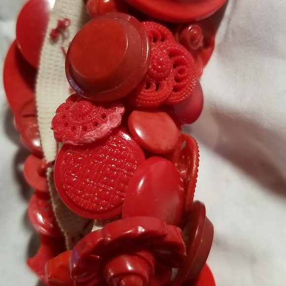 WHIMSICAL VINTAGE RED PLASTIC LUCITE BAKELITE BUTTONS ARTISAN STRETCH BRACELET - Picture 5 of 7